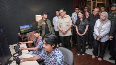 Gubernur Jateng Ahmad Luthfi saat mendampingi Menteri Perdagangan Budi Santoso ke sejumlah sekolah vokasi di Kudus, Kamis (12/3/2026). Foto: dokumentasi