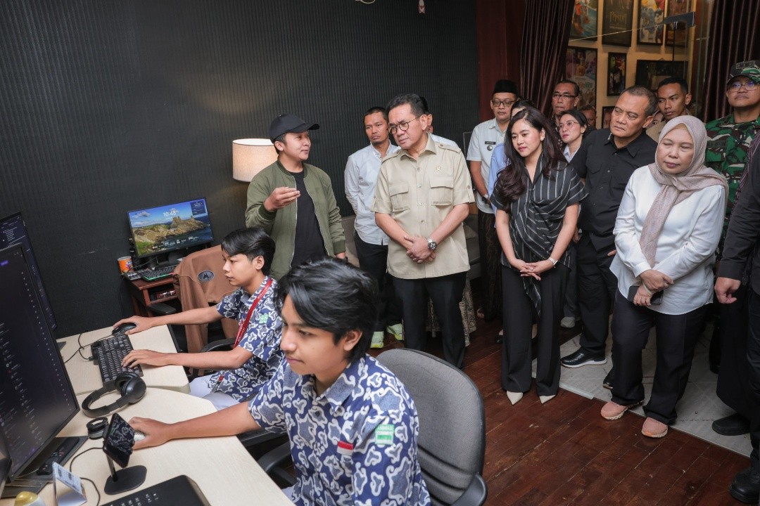 Gubernur Jateng Ahmad Luthfi saat mendampingi Menteri Perdagangan Budi Santoso ke sejumlah sekolah vokasi di Kudus, Kamis (12/3/2026). Foto: dokumentasi