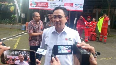 Ketua PMI Kota Semarang, Dr. dr. Awal Prasetyo, M.Kes. Sp. THT-KL saat wawancara media sesuai upacara pembukaan posko di kecamatan Tugu, Jum'at (13/3/2026). Foto: Rifqi/Lingkar.co