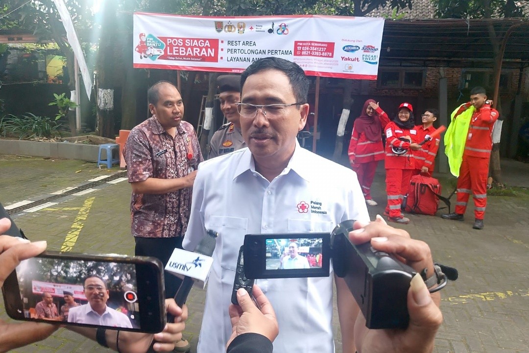 Ketua PMI Kota Semarang, Dr. dr. Awal Prasetyo, M.Kes. Sp. THT-KL saat wawancara media sesuai upacara pembukaan posko di kecamatan Tugu, Jum'at (13/3/2026). Foto: Rifqi/Lingkar.co