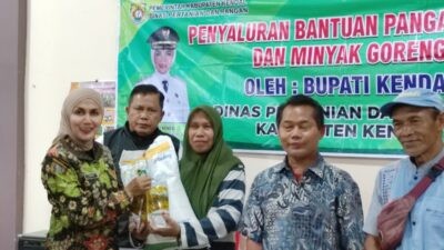 Bupati Kendal Dyah Kartika Permanasari saat penyaluran bantuan pangan di Desa Tamanrejo dan Pagerwojo, Kecamatan Limbangan, Jumat (13/3/2026) sore. Foto: dokumentasi/istimewa