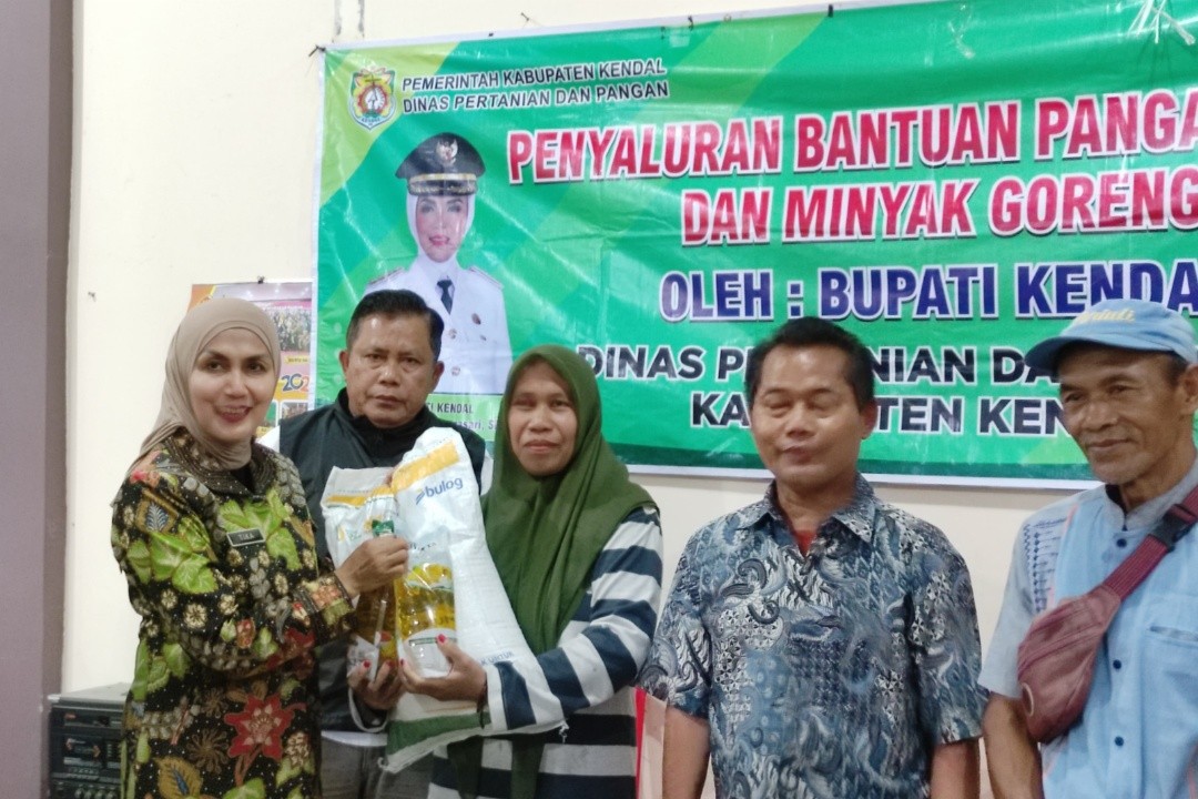 Bupati Kendal Dyah Kartika Permanasari saat penyaluran bantuan pangan di Desa Tamanrejo dan Pagerwojo, Kecamatan Limbangan, Jumat (13/3/2026) sore. Foto: dokumentasi/istimewa
