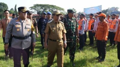 Bupati Cirebon Imron saat menghadiri Apel Gelar Pasukan Operasi Ketupat Lodaya 2026 yang digelar oleh Polresta Cirebon di Lapangan Stadion Stadion Ranggajati Sumber, Kamis (12/3/2026). Foto: dokumentasi