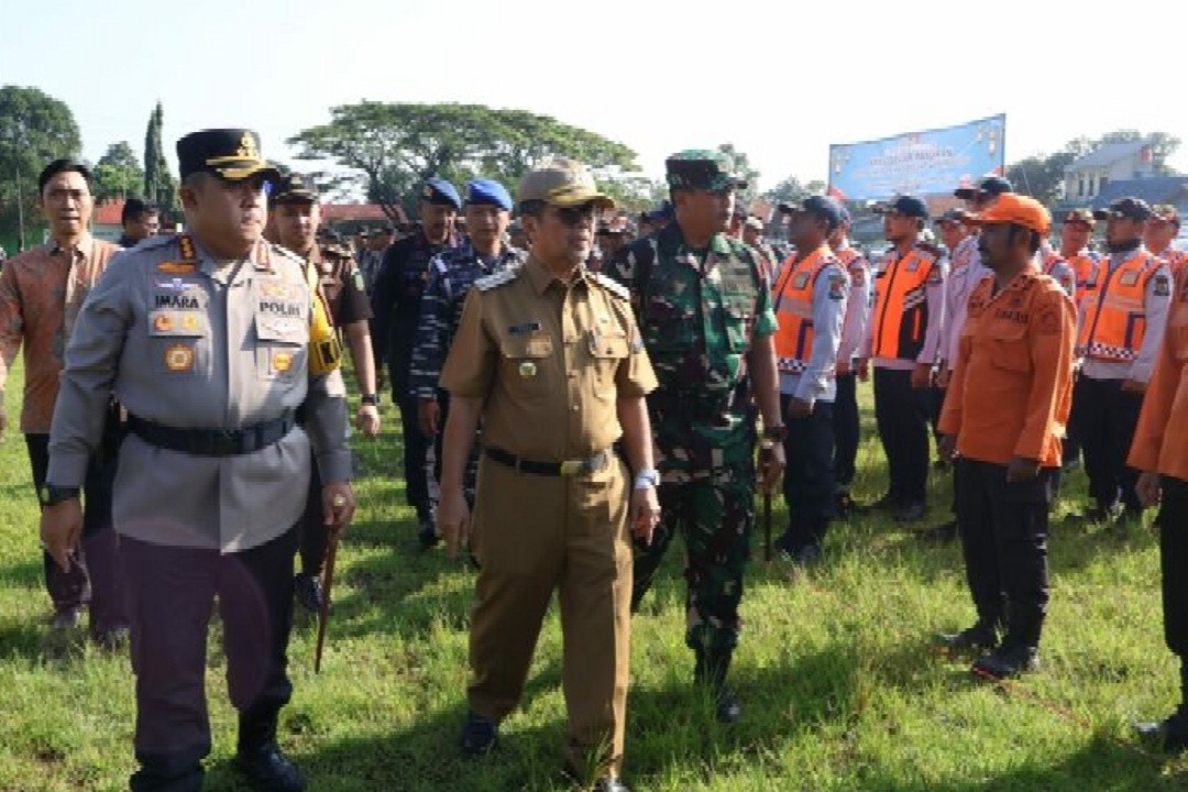 Bupati Cirebon Imron saat menghadiri Apel Gelar Pasukan Operasi Ketupat Lodaya 2026 yang digelar oleh Polresta Cirebon di Lapangan Stadion Stadion Ranggajati Sumber, Kamis (12/3/2026). Foto: dokumentasi