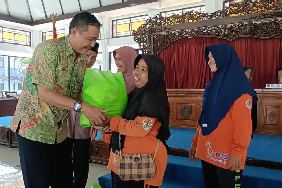 Sekretaris DLH Batang Muhammad Khuzaini menyerahkan bantuan dari Baznas secara simbolis kepada mustahik, Jumat (13/3/2026). Foto: dokumentasi