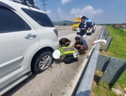 Polisi Bantu Pemudik Pecah Ban di Tol Batang–Semarang, Respons Cepat Polres Kendal