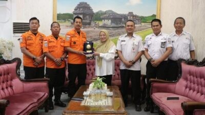 Bupati Banjarnegara dr. Amalia Desiana didampingi Kepala BPBD Aji Piluroso menerima penghargaan dari Basarnas Semarang. Foto: dokumentasi