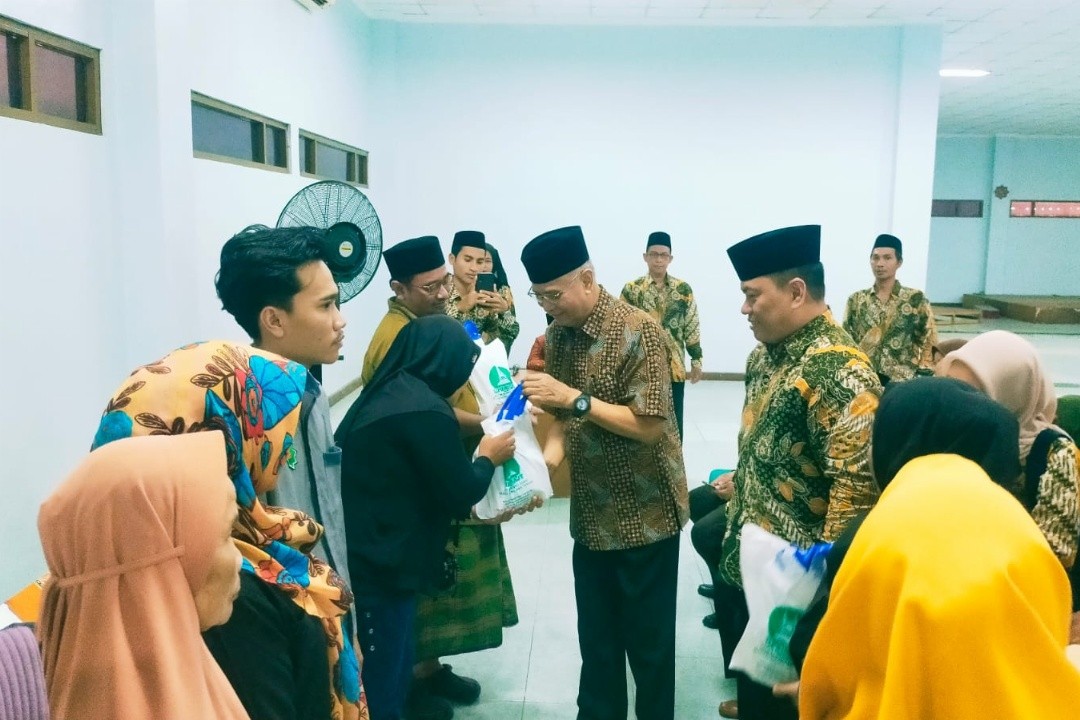 Sekretaris PP MAJT KH Muhyiddin bersama Ketua UPZ MAJT Dr KH Wahab Zaenuri dan jajaran pengurus saat menyalurkan zakat fitrah dan sembako untuk 507 mustahik di Gedung Sunan Tembayat, MAJT Semarang, Minggu (15/03/2026). Foto: dokumentasi