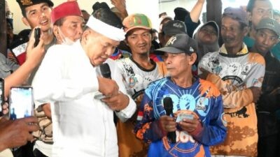 Gubernur Jawa Barat Dedi Mulyadi saat penyerahan kompensasi bagi ratusan pengayuh becak di Kabupaten Cirebon. Foto: dokumentasi