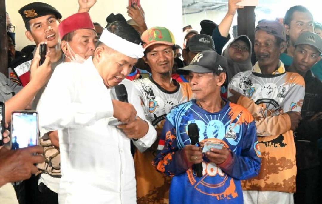 Gubernur Jawa Barat Dedi Mulyadi saat penyerahan kompensasi bagi ratusan pengayuh becak di Kabupaten Cirebon. Foto: dokumentasi