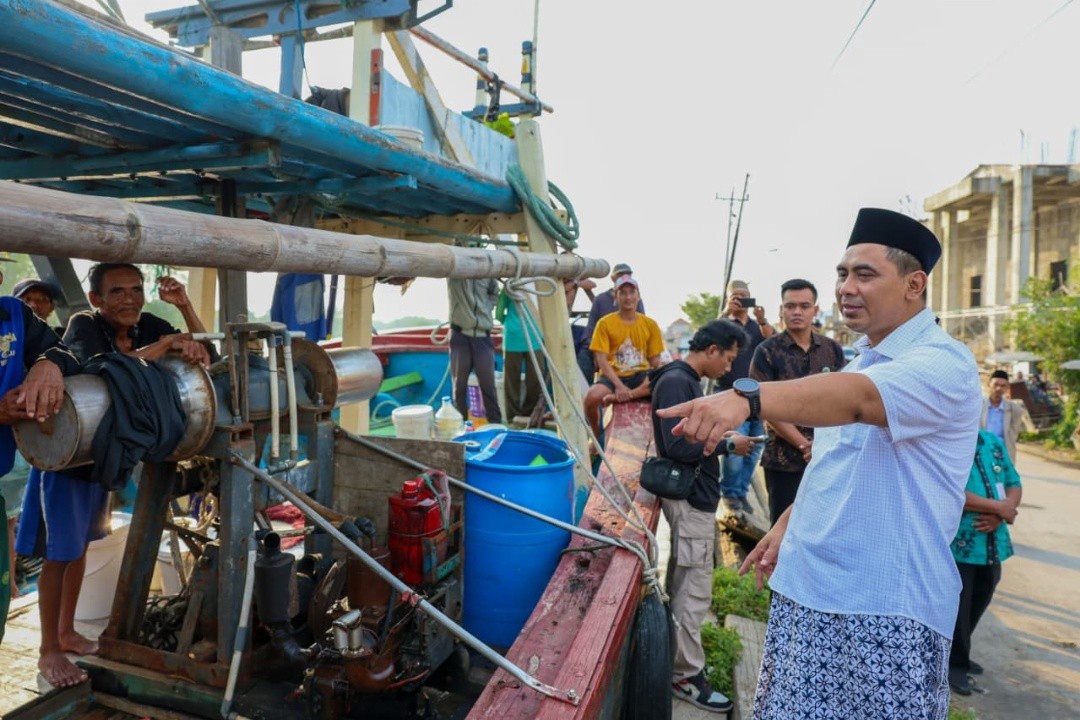 Wakil Gubernur Jawa Tengah, Taj Yasin Maimoen saat meninjau kondisi nelayan di Dukuh Kongsi, Desa Purworejo, Kecamatan Bonang, Kabupaten Demak. Foto: dokumentasi