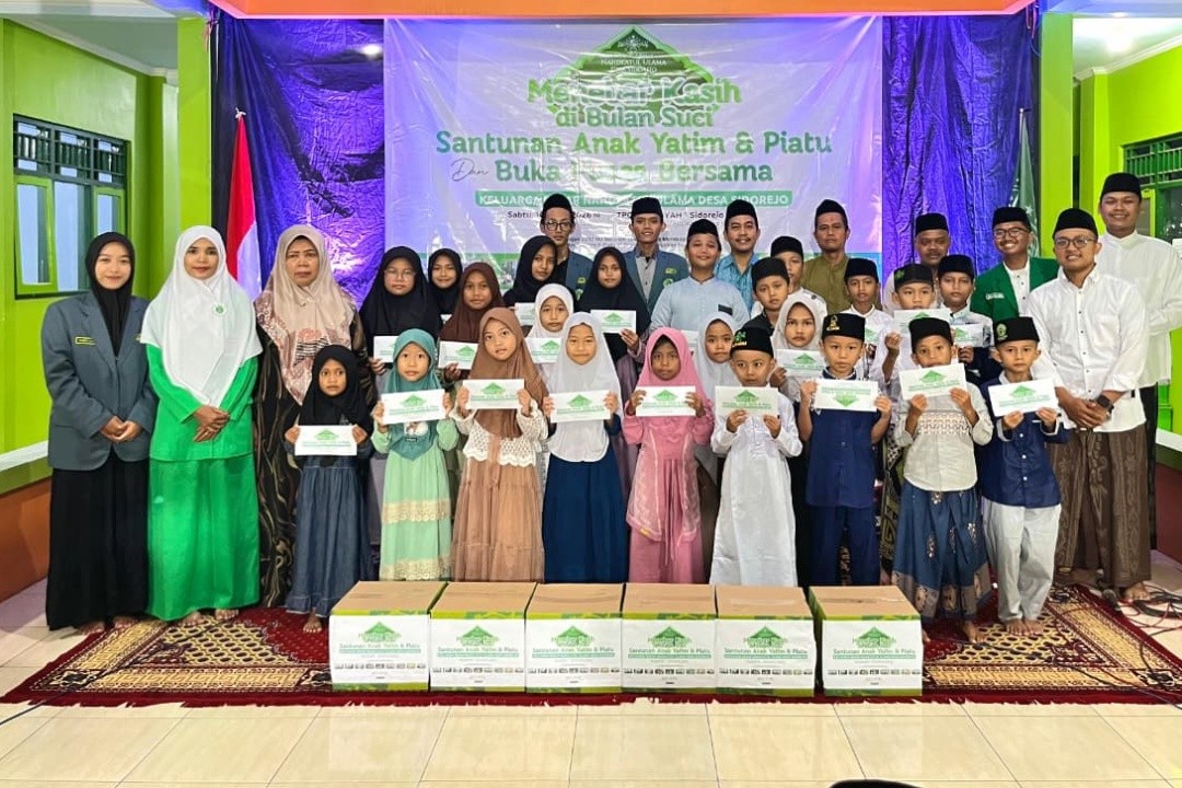 Foto bersama Santunan Anak Yatim Bulan Ramadan Keluarga Besar Nahdlatul Ulama (KBNU) Desa Sidorejo, Kecamatan Warungasem, Kabupaten Batang Jawa Tengah. Foto: dokumentasi