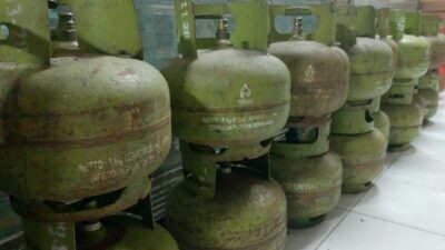 Gas LPG 3 Kilogram di sebuah toko. Foto: Rifqi/Lingkar.co
