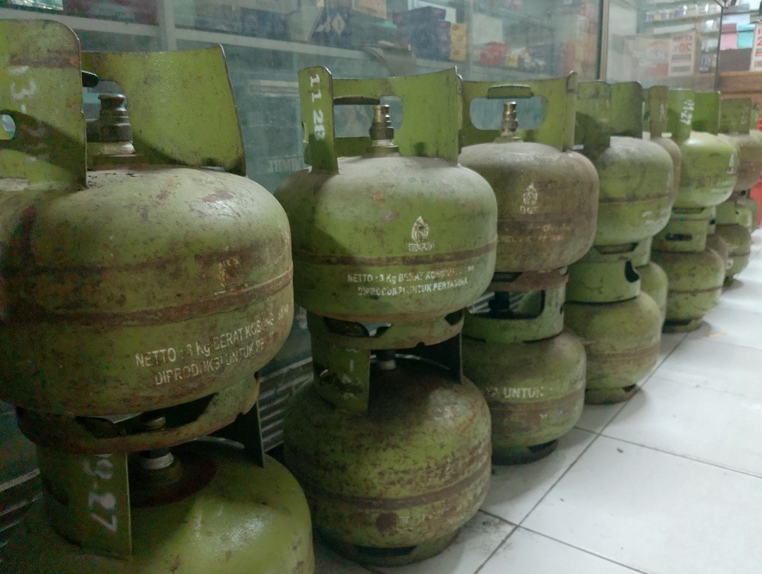Gas LPG 3 Kilogram di sebuah toko. Foto: Rifqi/Lingkar.co