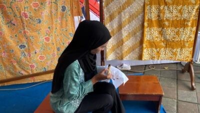 Educator Workshop Museum Batik Pekalongan, Murni saat mendemonstrasikan keahlian membuat motif batik Pekalongan. Foto: dokumentasi/istimewa