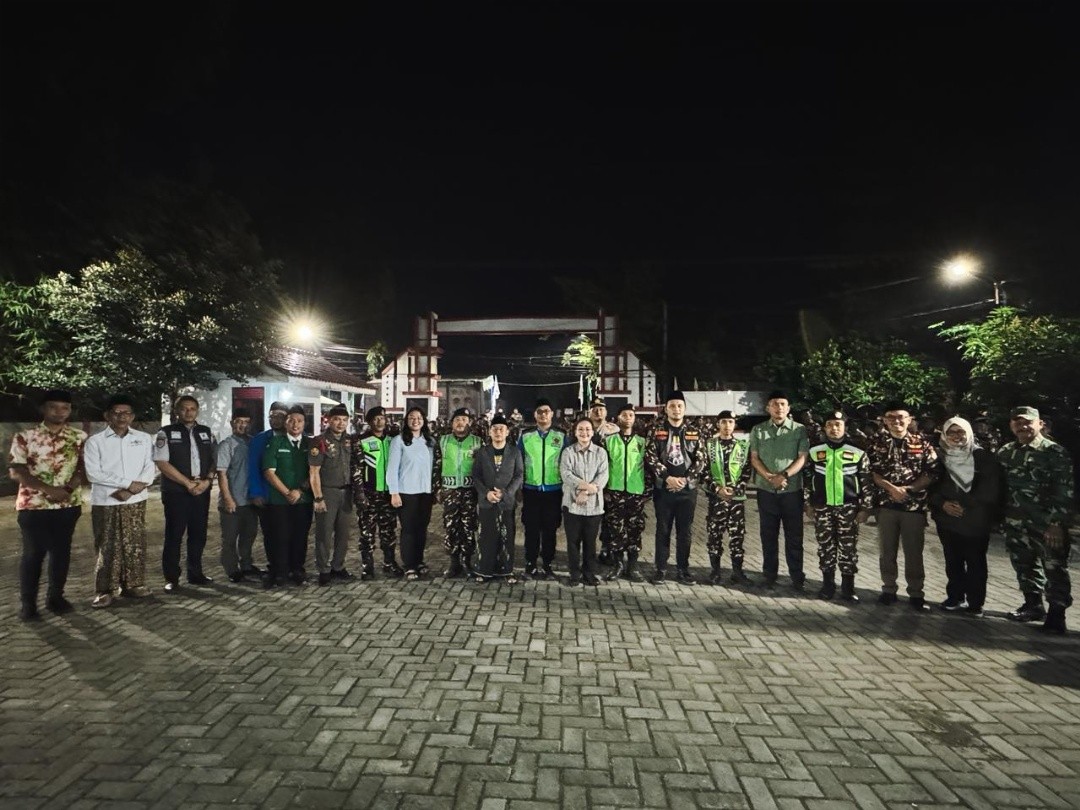 Wali Kota Semarang, Agustina Wilujeng Pramestuti berfoto bersama seusai apel pembukaan Posko Mudik Lebaran GP Ansor Jateng di wilayah kecamatan Tugu, Senin (16/3/2026) malam. Foto: dokumentasi