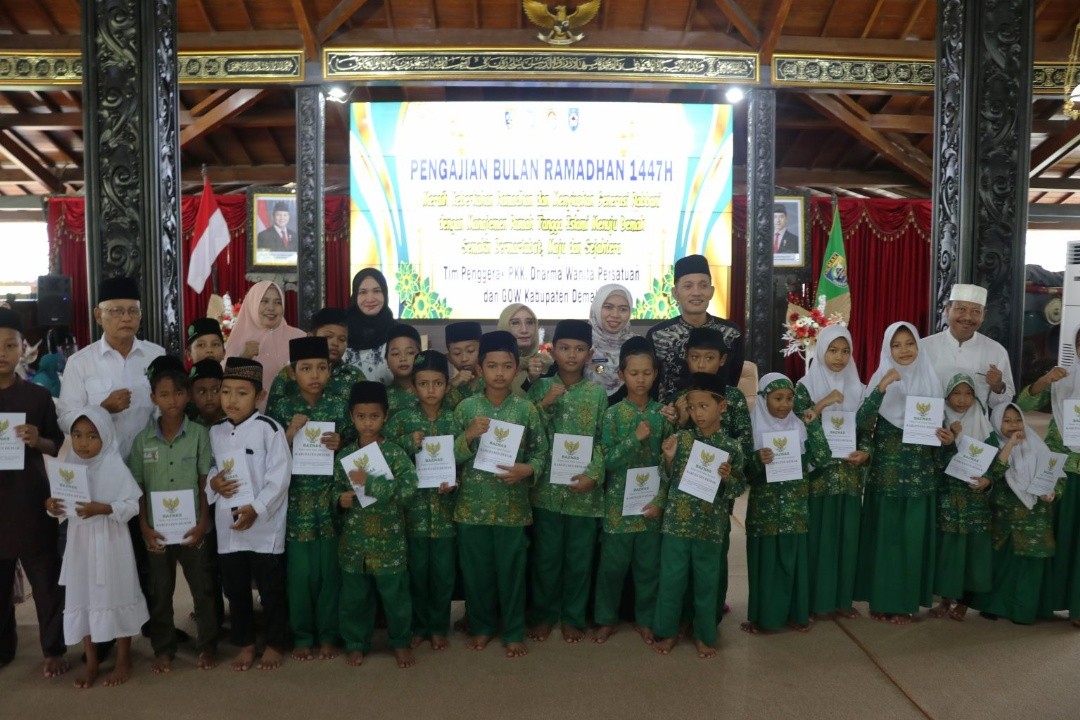 Bupati Demak, Eistianah berfoto bersama saat penyerahan santunan kepada anak yatim/yatim piatu dan kaum duafa di Pendopo Satya Bhakti Praja, Kabupaten Demak, Jawa Tengah. Foto: dokumentasi