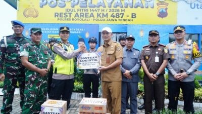 Bupati Boyolali, Agus Irawan menyerahkan bantuan logistik bagi Pos PAM Hari Raya Idul fitri 1447 H / 2026 M di Pos PAM Rest Area KM 487 B Boyolali. Senin (16/3/2026). Foto: dokumentasi