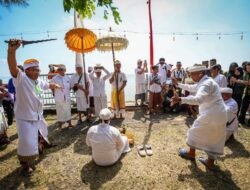 Jelang Tahun Baru Saka, Ribuan Umat Hindu Lakukan Upacara Melasti di Pantai Kenjeran Surabaya