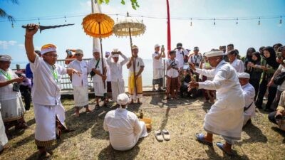 Ribuan umat Hindu di Kota Surabaya saat melakukan Upacara Melasti di sisi utara Taman Hiburan Pantai Kenjeran. Foto: dokumentasi