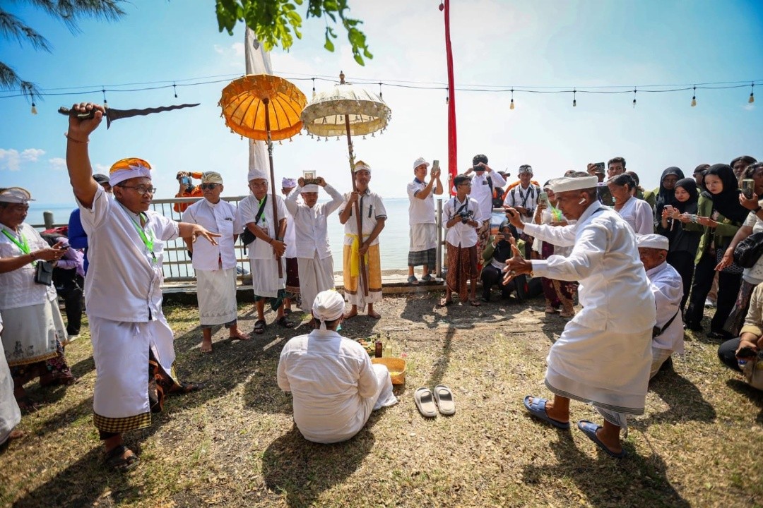 Ribuan umat Hindu di Kota Surabaya saat melakukan Upacara Melasti di sisi utara Taman Hiburan Pantai Kenjeran. Foto: dokumentasi
