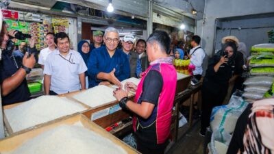 Suasana pasar saat Wali Kota Bandung Muhammad Farhan melakukan peninjauan harga kebutuhan pokok masyarakat. Foto: dokumentasi