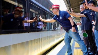 Gubernur Jawa Tengah Ahmad Luthfi saat melepas pemudik di Stasiun Pasar Senen, Selasa (17/3/2026),