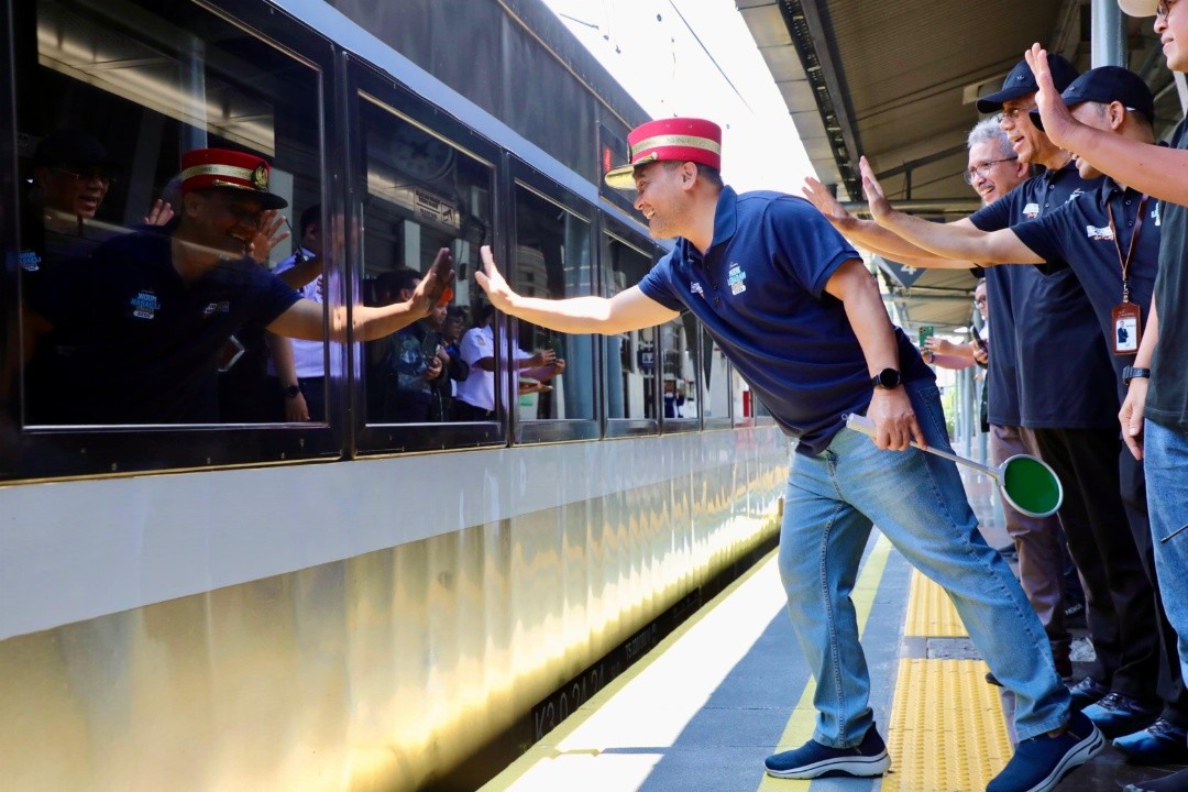 Gubernur Jawa Tengah Ahmad Luthfi saat melepas pemudik di Stasiun Pasar Senen, Selasa (17/3/2026),