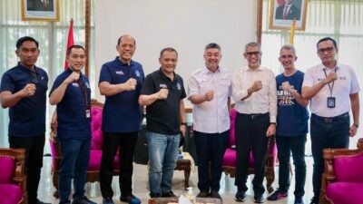 Foto bersama Gubernur Jawa Tengah, Ahmad Luthfi, dan Direktur Utama Pelindo, Achmad Muchtasyar dan jajaran di Anjungan Jawa Tengah, Jakarta, Senin (16/3/2026). Foto: dokumentasi