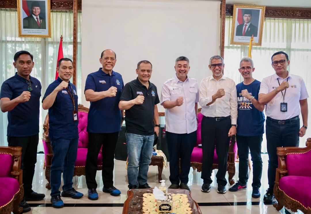Foto bersama Gubernur Jawa Tengah, Ahmad Luthfi, dan Direktur Utama Pelindo, Achmad Muchtasyar dan jajaran di Anjungan Jawa Tengah, Jakarta, Senin (16/3/2026). Foto: dokumentasi