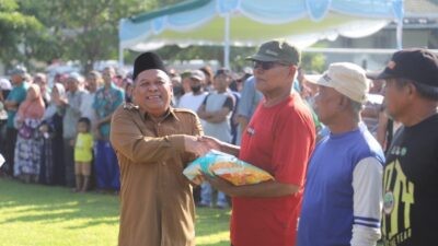 Wakil Bupati Jombang, Salmanudin (Gus Salman) mewakili Bupati Warsubi menyerahkan bantuan sosial secara simbolis. Foto : dokumentasi