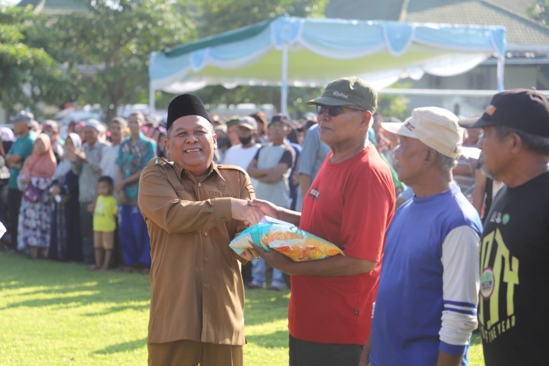 Wakil Bupati Jombang, Salmanudin (Gus Salman) mewakili Bupati Warsubi menyerahkan bantuan sosial secara simbolis. Foto : dokumentasi