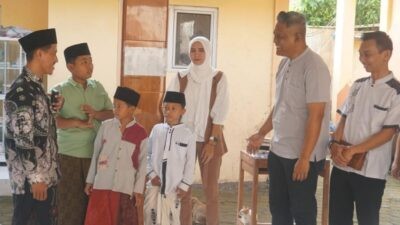 Paguyuban SGM Pekalongan-Batang saat menyerahkan bantuan sembako secara simbolis kepada Panti Asuhan Ar-Rohman di Hotel Amandari, Kota Pekalongan, Jawa Tengah. Foto: dokumentasi