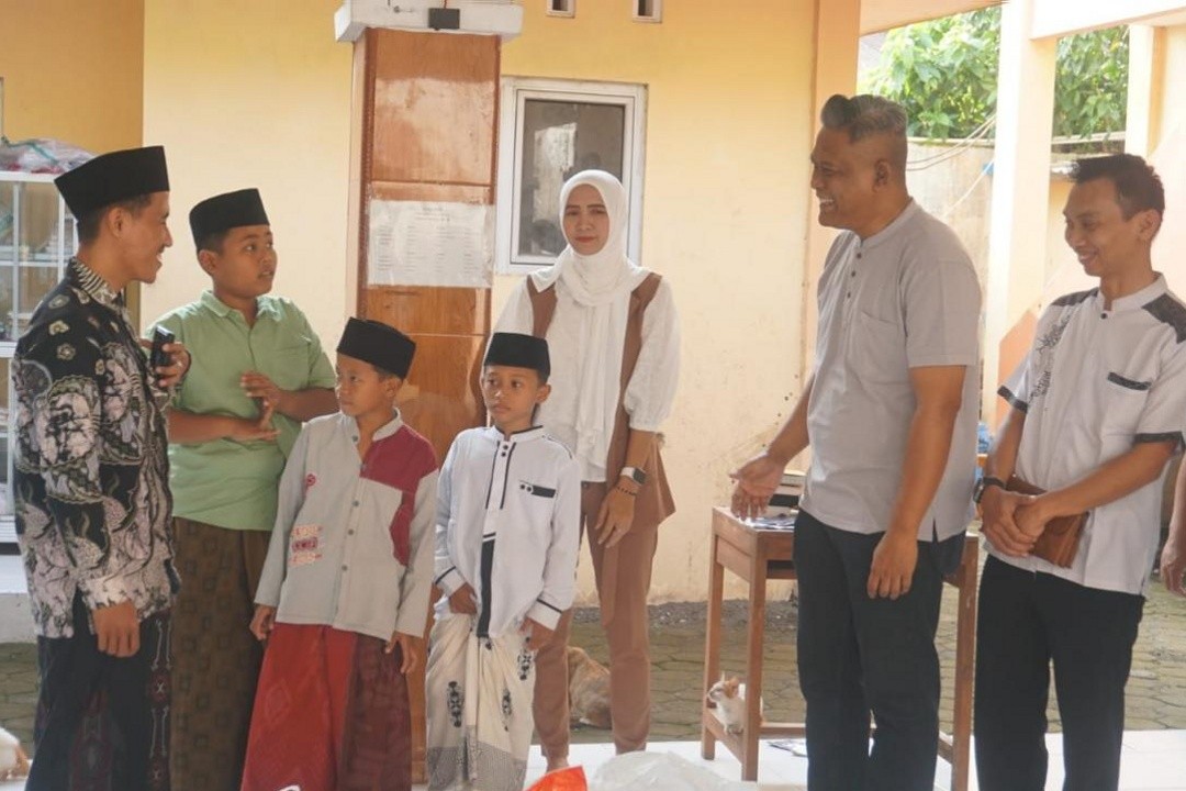 Paguyuban SGM Pekalongan-Batang saat menyerahkan bantuan sembako secara simbolis kepada Panti Asuhan Ar-Rohman di Hotel Amandari, Kota Pekalongan, Jawa Tengah. Foto: dokumentasi
