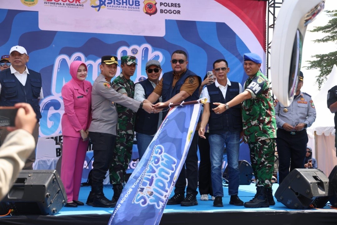 Bupati Bogor, Rudy Susmanto melepas peserta mudik gratis tahun 2026. Foto: dokumentasi