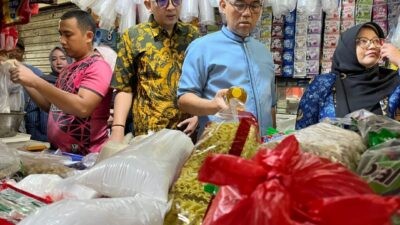 Sekda Kabupaten Bogor Ajat Rochmat Jatnika saat memimpin sidak di Pasar Rakyat Cibinong, Selasa (17/3/2026). Foto: dokumentasi