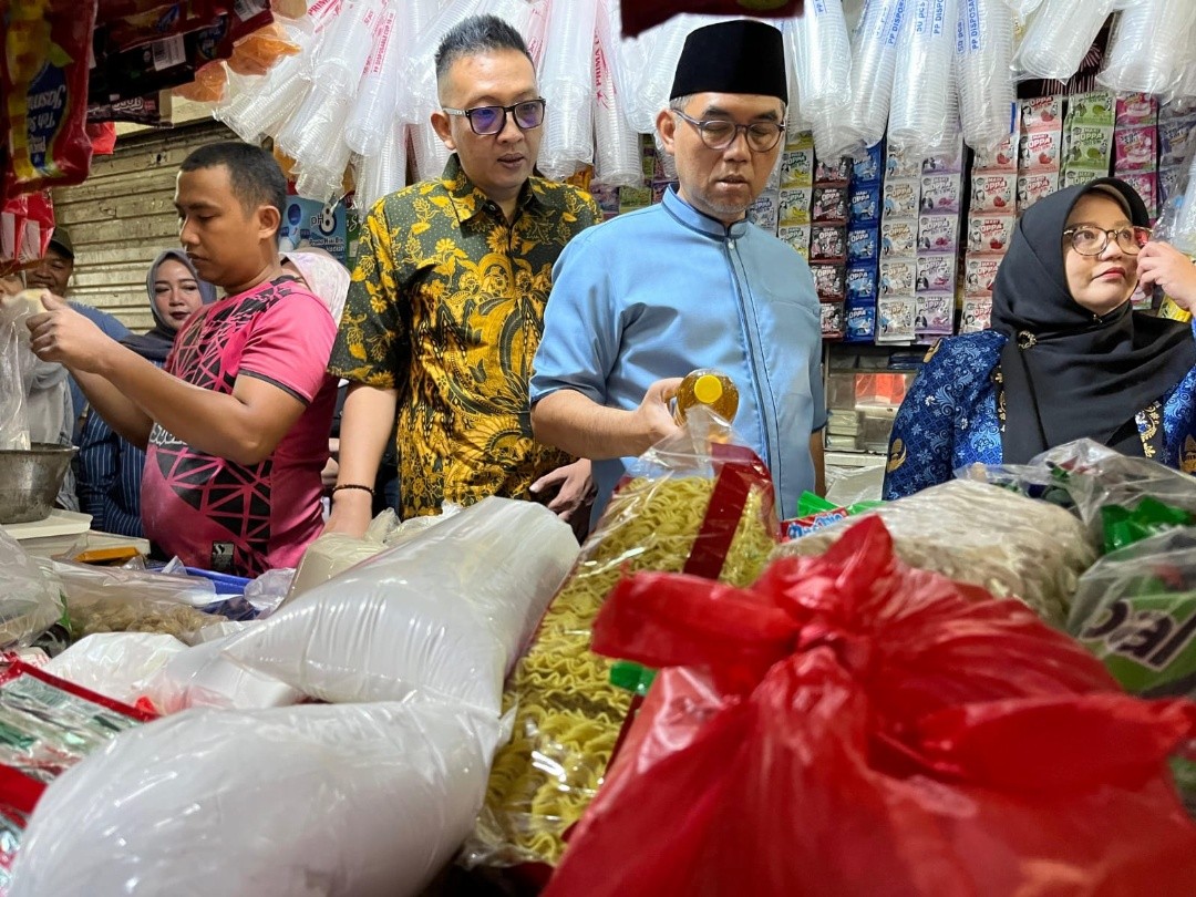 Sekda Kabupaten Bogor Ajat Rochmat Jatnika saat memimpin sidak di Pasar Rakyat Cibinong, Selasa (17/3/2026). Foto: dokumentasi