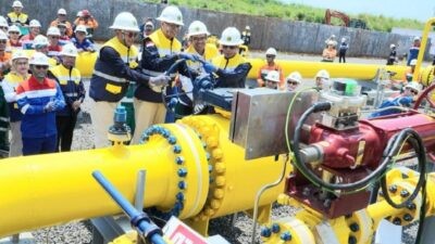Wakil Menteri ESDM Yuliot Tanjung didampingi Ditjen Migas Laode Sulaeman dan Bupati Batang M Faiz Kurniawan meresmikan pengaliran gas perdana sepanjang 242 km, area Kandang Haur ruas Cirebon - Semarang (Cisem) 2.