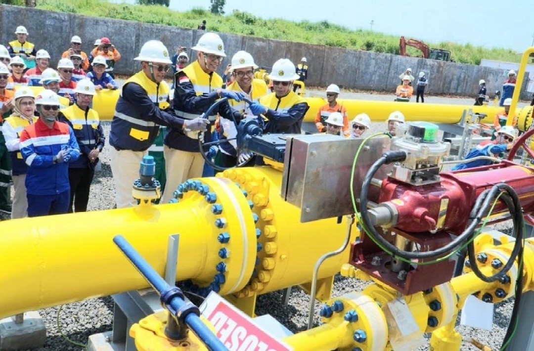 Wakil Menteri ESDM Yuliot Tanjung didampingi Ditjen Migas Laode Sulaeman dan Bupati Batang M Faiz Kurniawan meresmikan pengaliran gas perdana sepanjang 242 km, area Kandang Haur ruas Cirebon - Semarang (Cisem) 2.