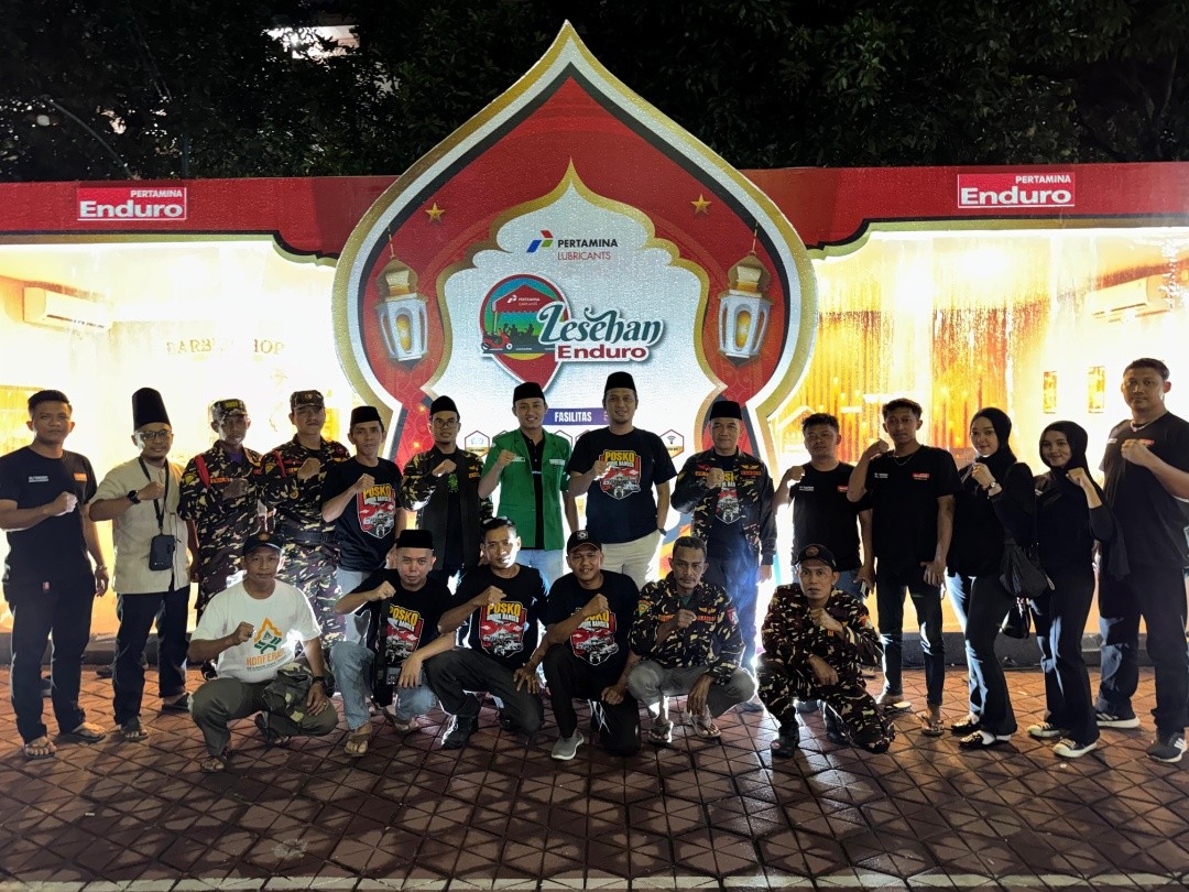 Ketua PW GP Ansor Jateng, Muhammad Shidqon Prabowo berfoto bersama pengurus PC GP Ansor Kota Pekalongan dan. Foto: dokumentasi