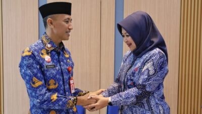 Sekda Kabupaten Grobogan, Anang Armunanto, mewakili Bupati Grobogan Setyo Hadi mengapresiasi mantan Direktur PDAM Tirta Darma, Myra Heltyani. Foto: dokumentasi