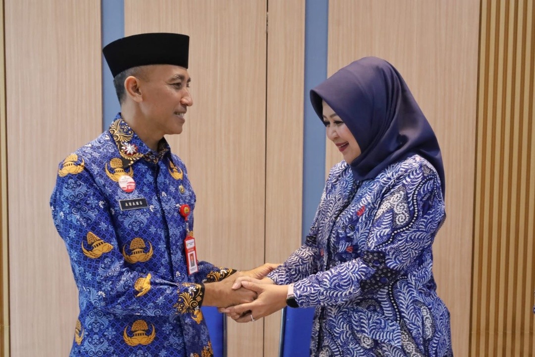 Sekda Kabupaten Grobogan, Anang Armunanto, mewakili Bupati Grobogan Setyo Hadi mengapresiasi mantan Direktur PDAM Tirta Darma, Myra Heltyani. Foto: dokumentasi
