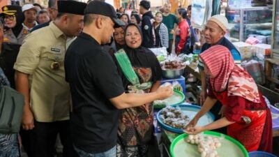 Gubernur Jawa Tengah, Ahmad Luthfi saat berbincang dengan salah satu pedagang di Pasar Bunder, Kabupaten Sragen, Rabu (18/3/2026). Foto: dokumentasi
