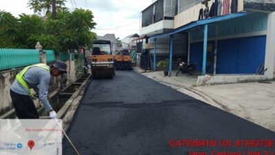 Pengaspalan jalan Teluk Leok di Kecamatan Rumbai Timur, Kota Pekanbaru, Riau. Foto: dokumentasi