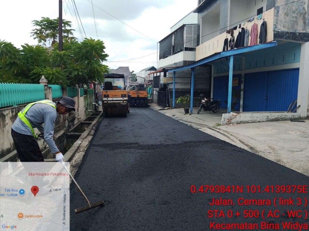 Pengaspalan jalan Teluk Leok di Kecamatan Rumbai Timur, Kota Pekanbaru, Riau. Foto: dokumentasi