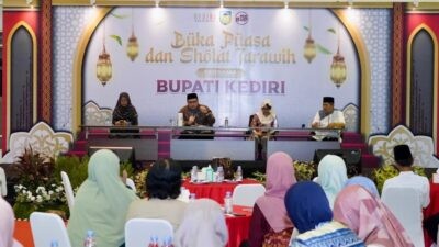 Bupati Kediri, Hanindhito Himawan Pramana saat kegiatan buka puasa bersama dan tarawih berjamaah. Foto: dokumentasi