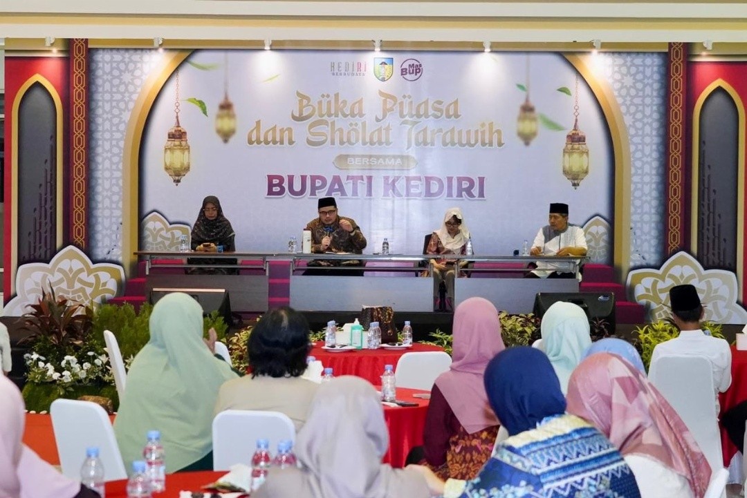 Bupati Kediri, Hanindhito Himawan Pramana saat kegiatan buka puasa bersama dan tarawih berjamaah. Foto: dokumentasi