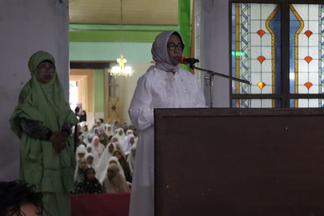 Wakil Bupati Blora, Sri Setyorini saat memberikan sambutan pada Salat Idulfitri 1447 Hijriah di Masjid Agung Baitunnur, Kabupaten Blora, Jawa Tengah, Sabtu (21/3/2026). Foto: dokumentasi