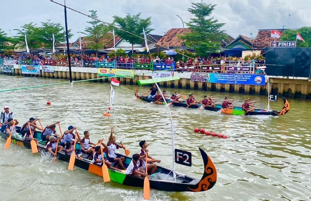 Lomba Dayung Tradisional Desa Klidang Lor di sungai eks Sungai Sambong, Kabupaten Batang, Jawa Tengah, Minggu (22/3/2026). Foto: dokumentasi
