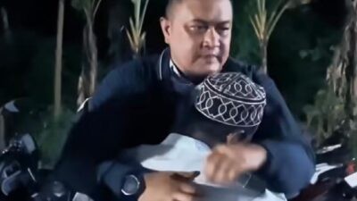 Bupati Bogor, Rudy Susmanto saat melakukan takziah di rumah duka korban hanyut di Sungai Cileungsi. Foto: dokumentasi